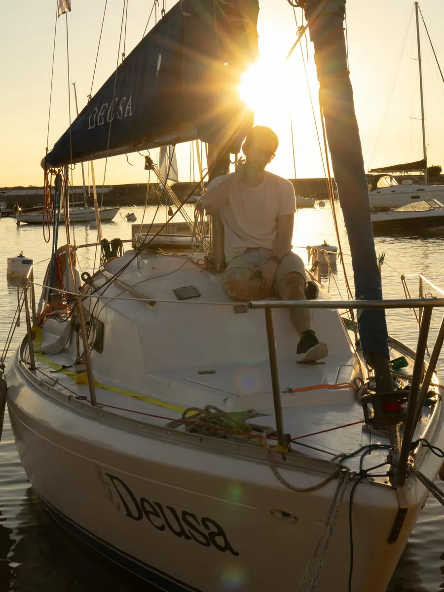El velero Deusa amarrado en Colonia del Sacramento, con Nicolás a bordo al atardecer