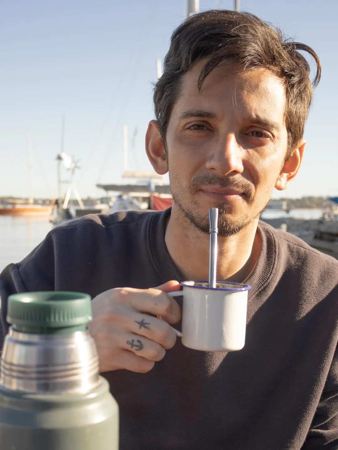 Nicolás Arias con un mate en la mano, en el puerto de Colonia del Sacramento