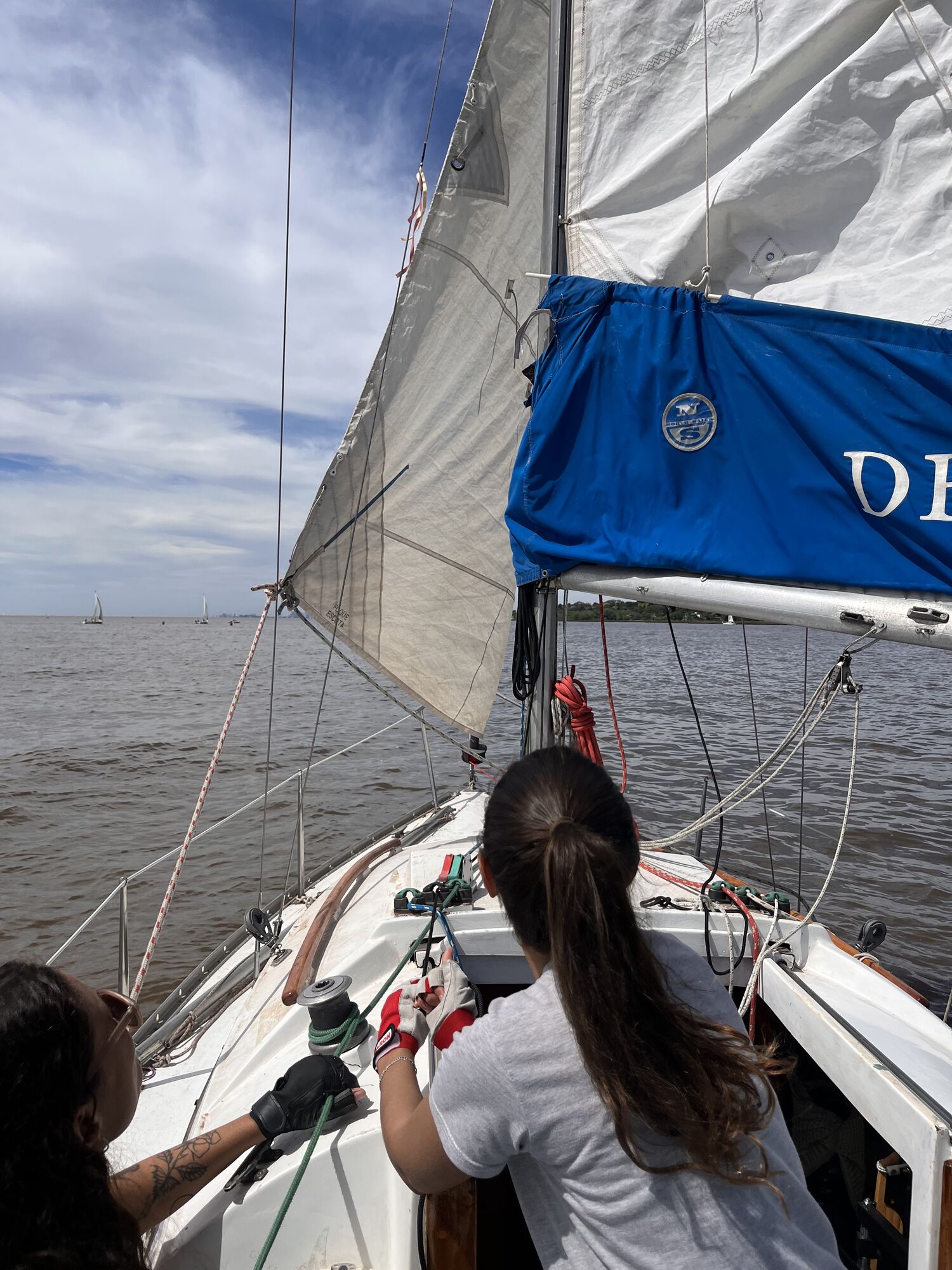 Tripulación a bordo del Deusa en una tarde de prácticas y bordes